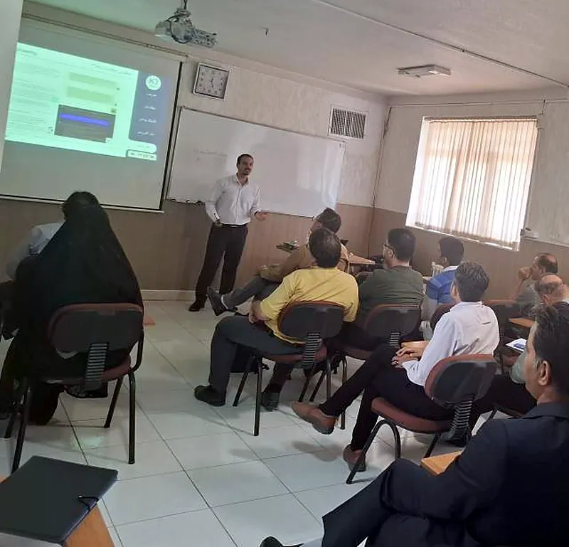 Keivan Jamali answering a question in a Prompt Engineering session
